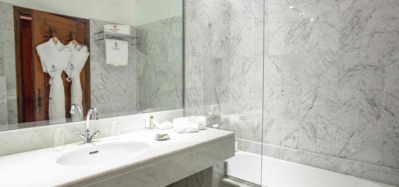 Garrigue Room bathroom - Wine Paths