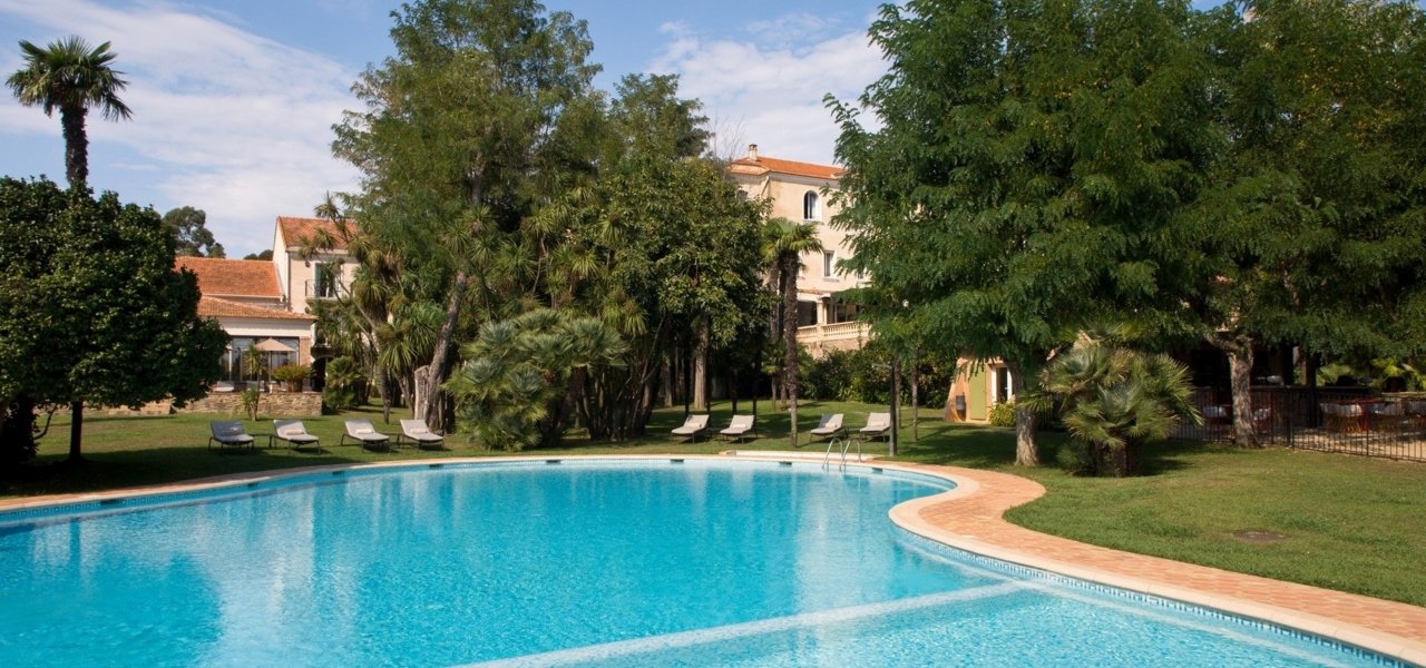 Pool side and sunbathing chairs - Wine Paths