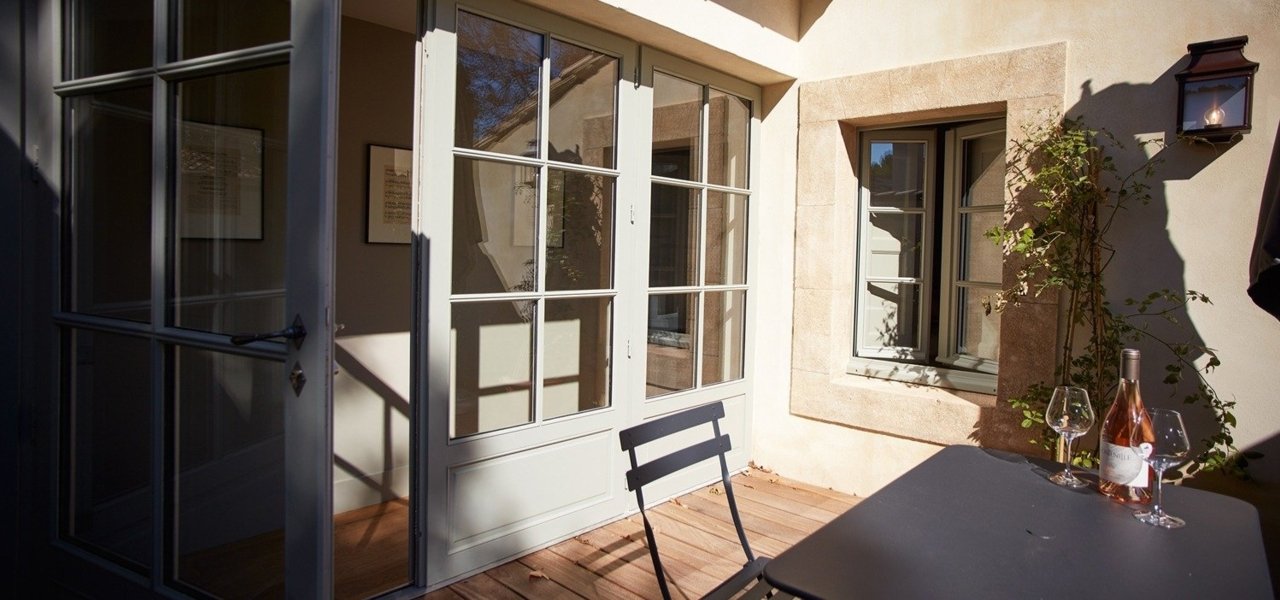 Private terrace and rosé at Domaine de Fontenille - Wine Paths